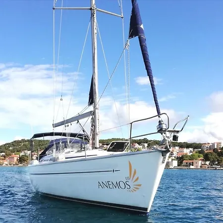 Anemos Yacht Hotel na wodzie
